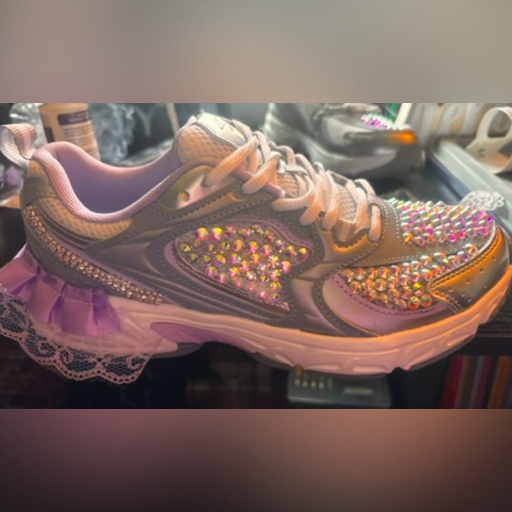 CUSTOM MADE WOMENS Avia Women's 5000 Performance Sneakers, Size 9
Worn ONCE